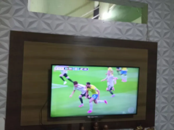Painel amadeirado para televisão de 42 polegadas