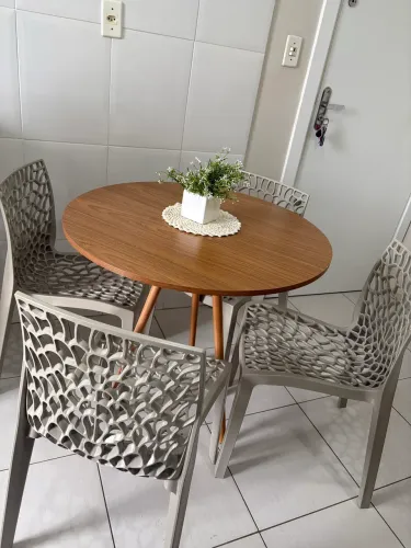 Mesa com 4 cadeiras 