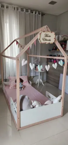Cama Montessoriana com colchão.