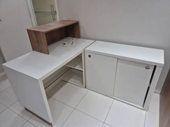 Mesa / bancada recepção com armarios