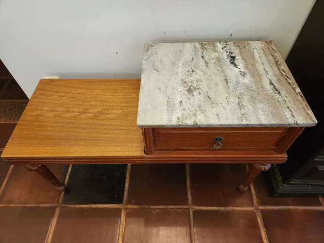 Mesinha de Telefone Antiga com Assento Bem Conservada