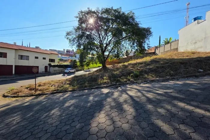 Terreno Duplo de Esquina à Venda no Jardim Satélite em Passos, MG! Ótima Localização!