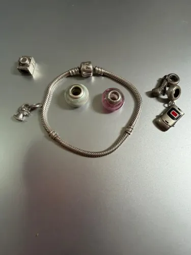 Pulseira Pandora com berloques