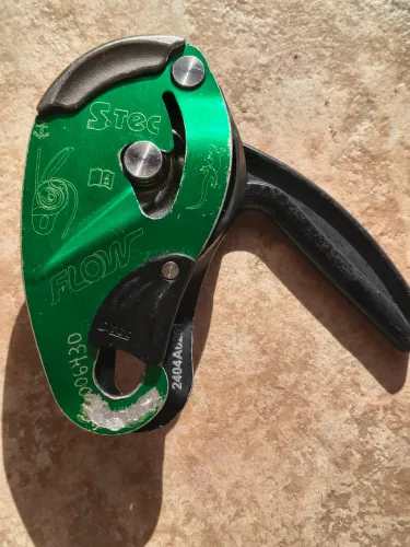 Descensor autoblocante flow