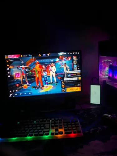 Troco monitor e placa de vídeo por um celular
