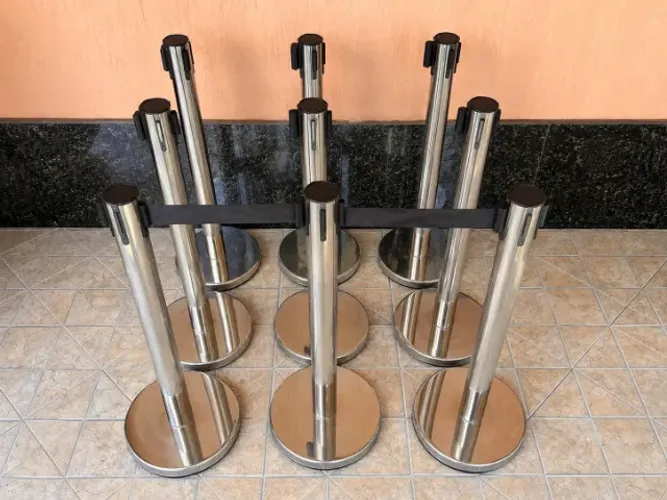 Pedestais Separadores de Fila Inox com Fita Retrátil