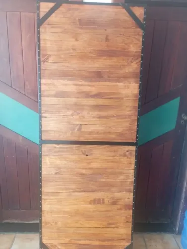 Porta 80x2,40 estrutura de Metalon e madeira pinho