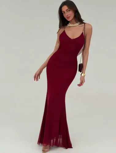 Vestido longo com alça , tule elegante. /Vinho