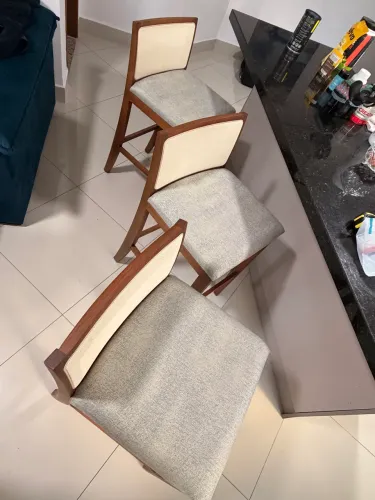 Banqueta em madeira e linho bege 