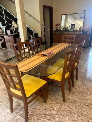 Jogo de mesa de madeira com 6 cadeiras, tampo de vidro temperado e buffet