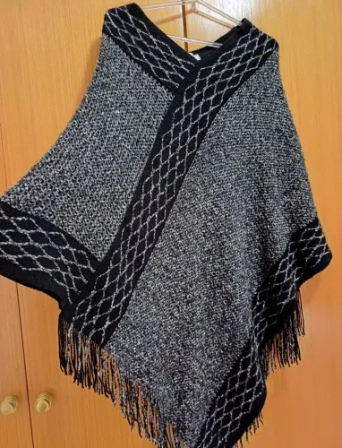 Poncho de lã com franja
