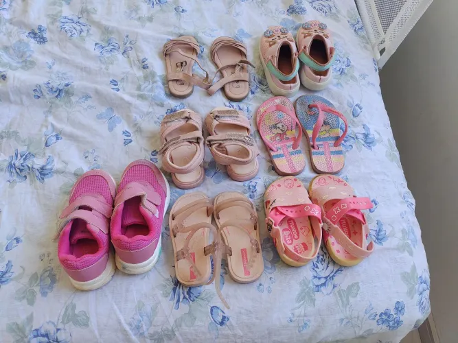 Lote de sapatos e roupas de menina