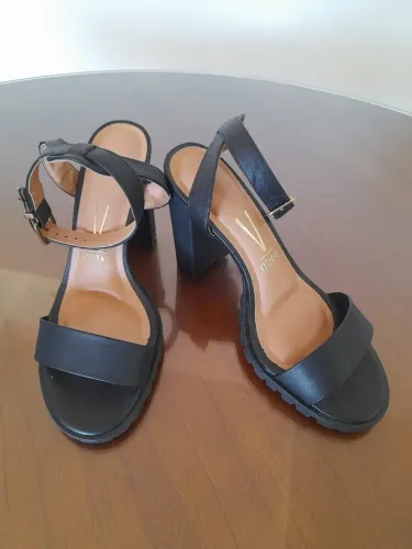 Sandália plataforma preta Vizzano