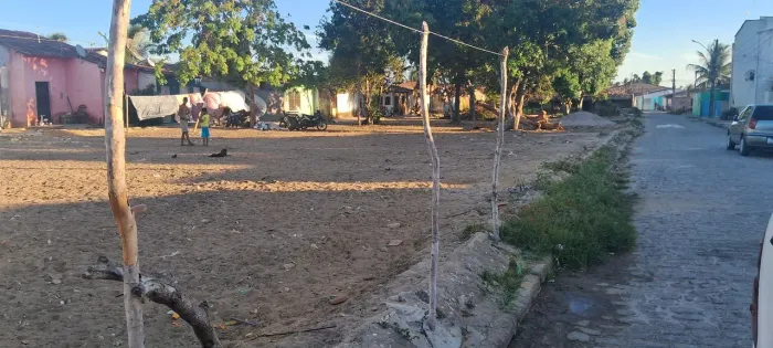 TERRENO ÓTIMO PARA COMÉRCIO OU LOTES
