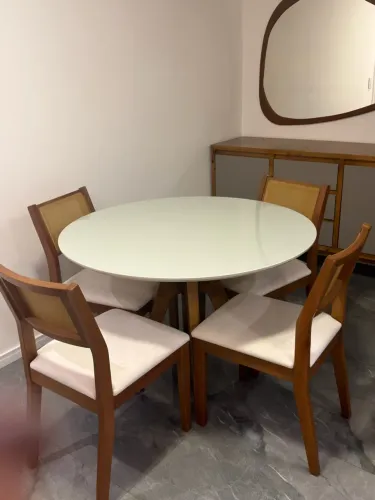 Jogo de mesa de jantar com 4 cadeiras