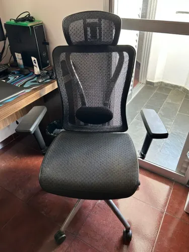 Cadeira de Escritório Comfy Caprice Tela Mesh Preta, Base Alumínio