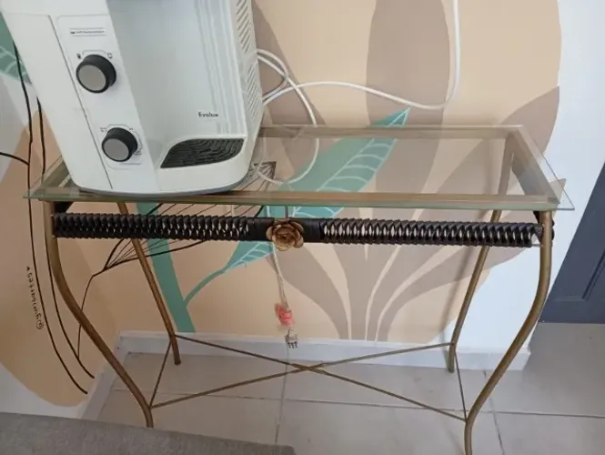 Aparador de ferro com tampo de vidro