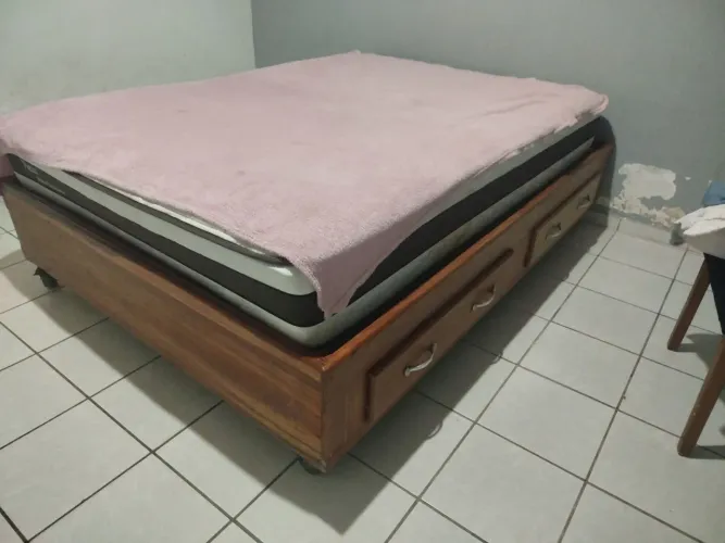 Cama madeira lei e colchão (colchão já desgastado)