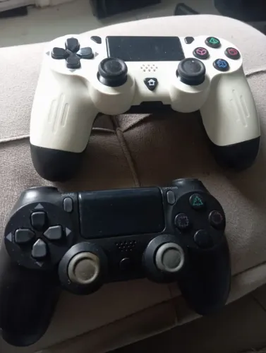 dois controles de play 4 detalhes