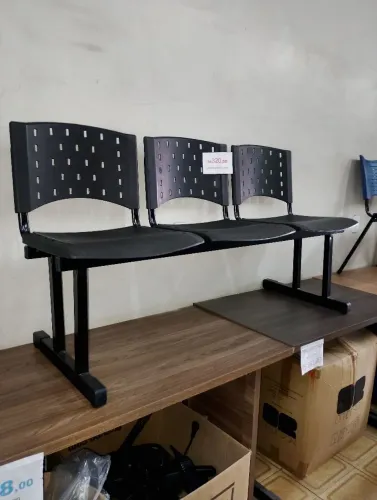 Longarina 3 lugares pés de aço acento em pvc