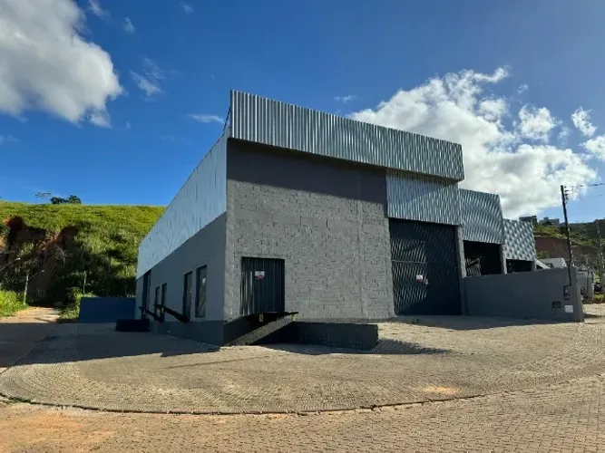 Alugo Galpão com 620m² e 05 Docas no Polo Industrial Princesa do Norte - Colatina/ES