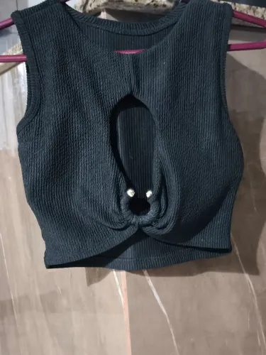Cropped preto canelado com detalhe metálico