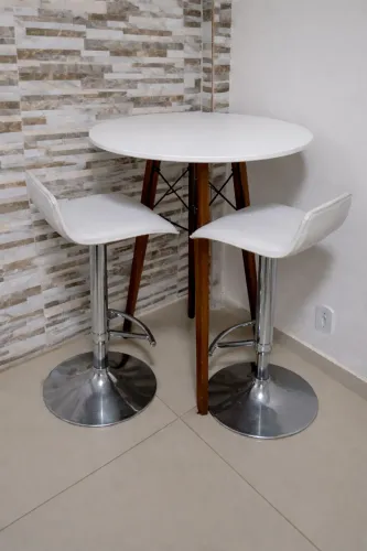 Mesa bistrô Tok & Stok com 2 banquetas