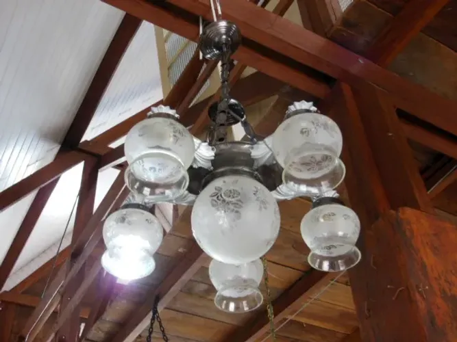 Lustre Antigo c/ 5 Mangas e 1 Globo de Vidro c/ Corrente Baratinhas