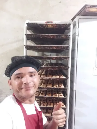 Sou auxiliar de confeitaria e trabalho camo auxiliar de padaria 