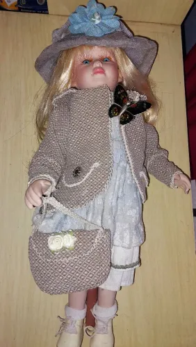 Boneca porcelana 