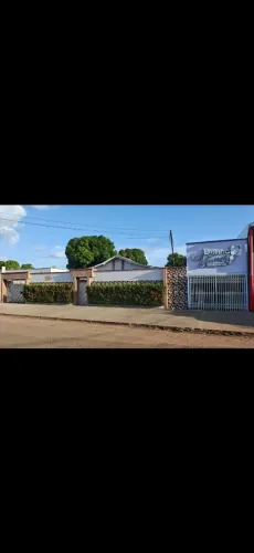 Vende-se Casa com Ponto Comercial (em frente ao Fórum Criminal)