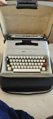 Máquina de Escrever Olivetti Letrera 35