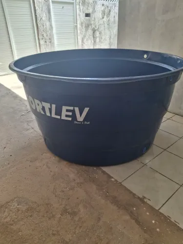 Caixa de água de 1000 litros com defeito