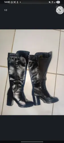 Bata cano alto preto em ótimo estado de conservação. 