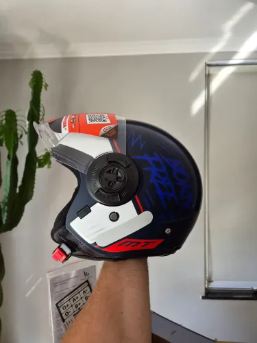 Capacete MT Helmets aberto com óculos