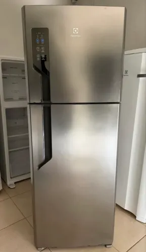 Geladeira Eletrolux Duplex semi nova sem detalhes