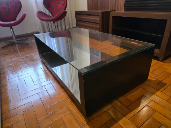 Mesa de centro de vidro e madeira