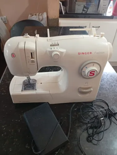 Máquina de costura Singer fashion 4205