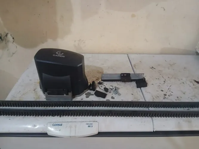 Vende se um motor de garagem