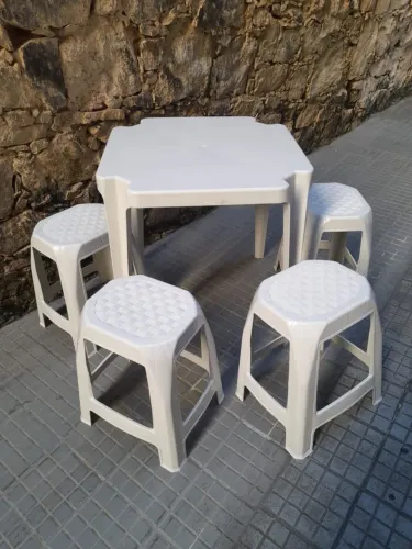 Cadeira Plástica CONJUNTO 01Mesa + 04 Banquetas Muito Forte DG40