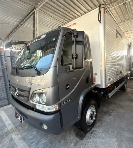 Accelo 1017 Ano 2023 com Baú 6,20 MTS - Extra