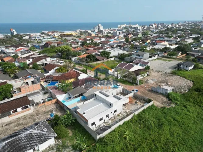 Casa com piscina em Caravelas, Matinhos