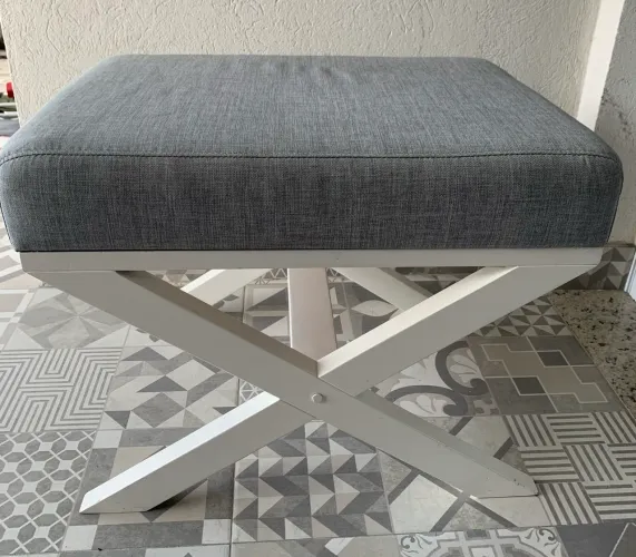 Banco cinza (48cm altura X 46cm largura X 61cm comprimento)