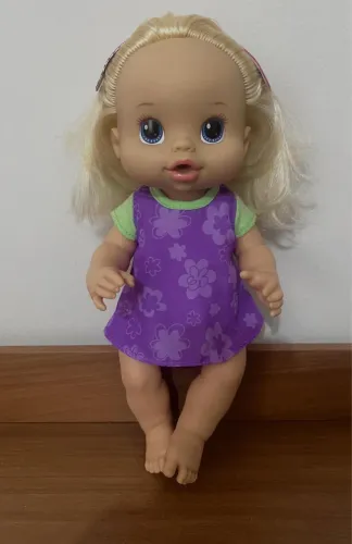 BONECA BABY ALIVE COM CORPO DE BORRACHA MACIA TOMA SUCO E FAZ XIXI
