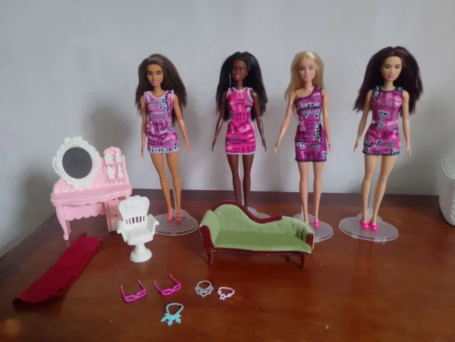 Lote Barbie básica e acessórios