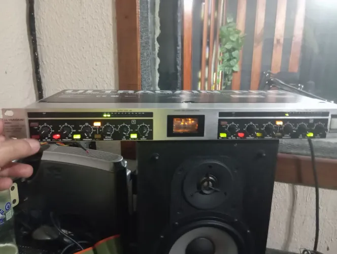 Pré amplificador valvulado Behringer Ultragain Mic2200