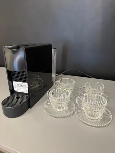 CAFETEIRA MÁQUINA DE CAFÉ NESPRESSO + BRINDE CONJUNTO DE XÍCARAS 