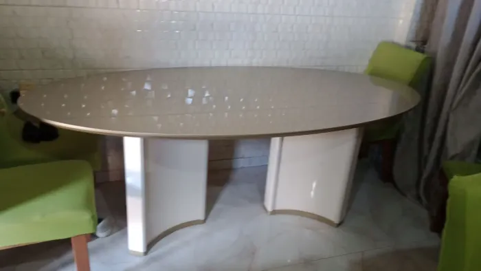 Mesa com tampo de vidro dourada