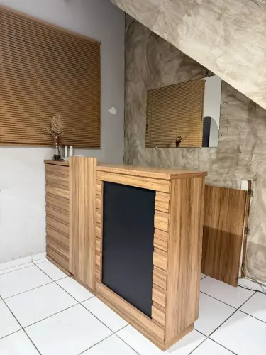 BALCÃO DE ATENDIMENTO COM PRATELEIRAS E GAVETA
