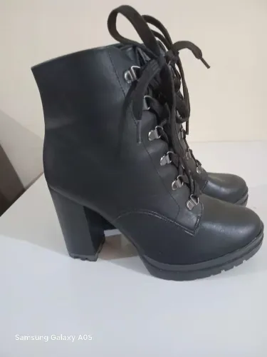 Vendo Bota Feminina